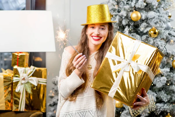 Young woman holding gift box — Stock Photo, Image