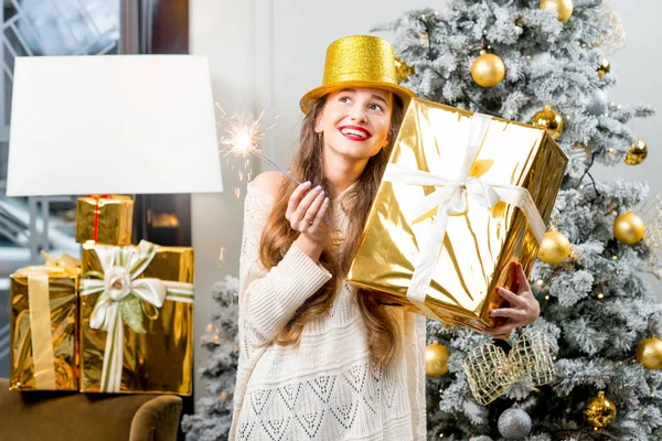 Mujer joven sosteniendo caja de regalo — Foto de Stock