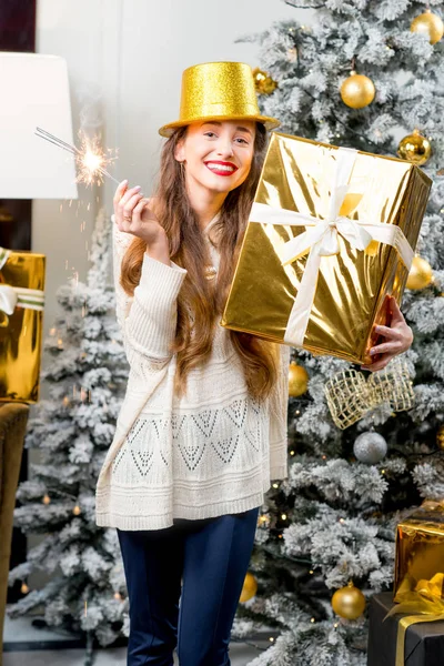 Mujer sonriente sosteniendo caja de regalo — Foto de Stock