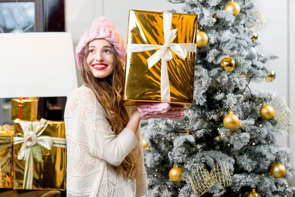 Mujer joven sosteniendo caja de regalo — Foto de Stock