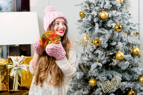 Mujer sosteniendo caja de regalo — Foto de Stock