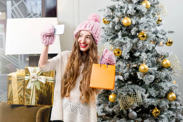 Mujer sosteniendo bolsa de compras — Foto de Stock