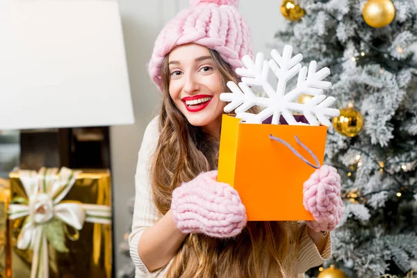 Mujer sonriente sosteniendo bolsa — Foto de Stock