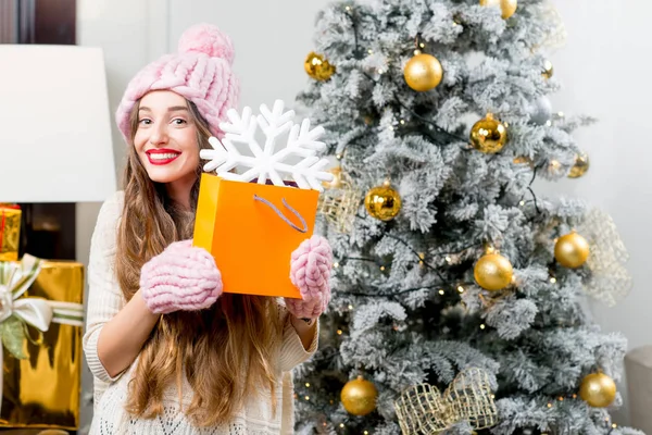 Mujer sonriente sosteniendo bolsa — Foto de Stock