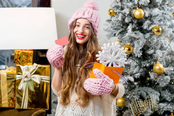 Mujer sonriente sosteniendo bolsa — Foto de Stock