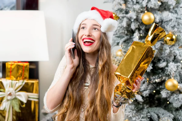 Vrouw met kerstmuts — Stockfoto