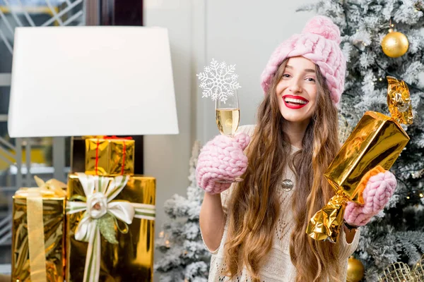 Mujer sonriente sosteniendo regalo — Foto de Stock