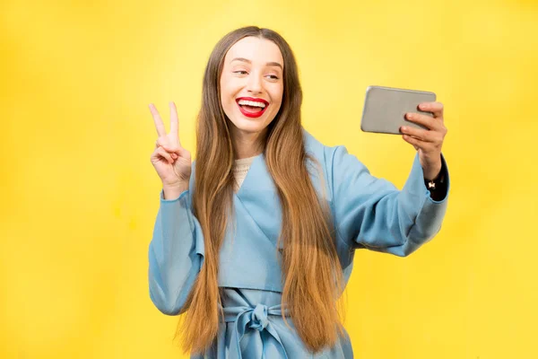 Mujer con estilo usando el teléfono inteligente — Foto de Stock