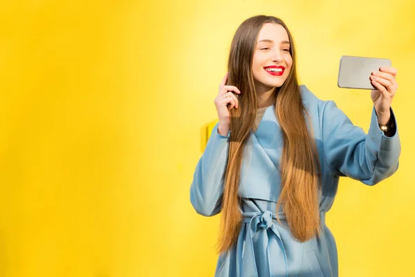 Mujer con estilo usando el teléfono inteligente — Foto de Stock