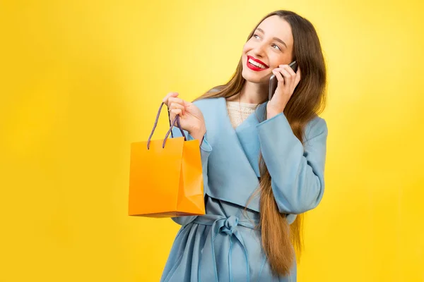 Mujer con estilo con teléfono — Foto de Stock