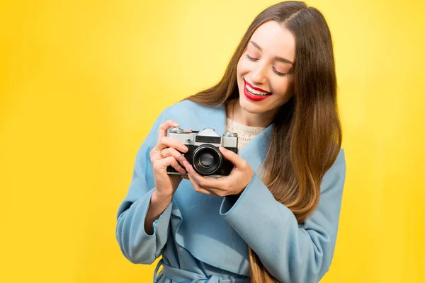 レトロカメラを持つ女性 — ストック写真