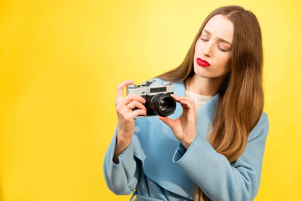 Γυναίκα με ρετρό κάμερα — Φωτογραφία Αρχείου