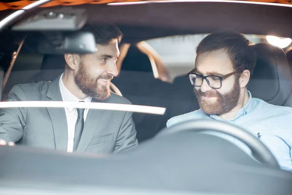 Directeur des ventes avec un client regardant l'intérieur du véhicule — Photo