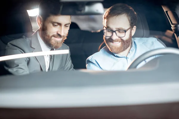 Directeur des ventes avec un client regardant l'intérieur du véhicule — Photo