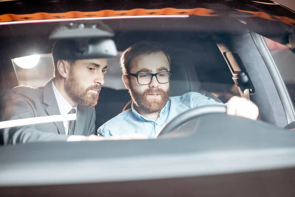 Gerente de ventas con un cliente mirando el interior del vehículo — Foto de Stock
