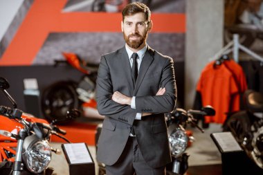 Satış müdürü spor motosiklet satıyor.