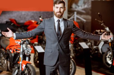 Satış müdürü spor motosiklet satıyor.
