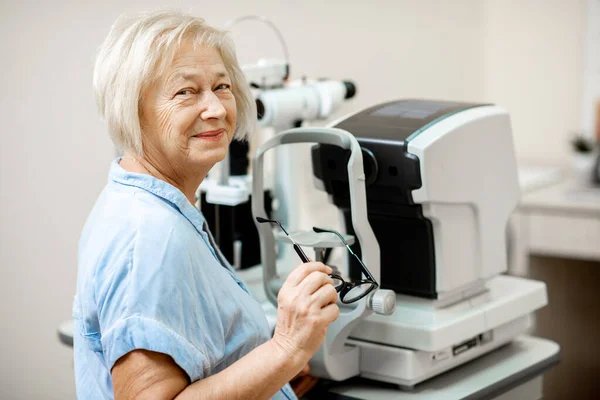 Старшая женщина в офтальмологическом кабинете — стоковое фото