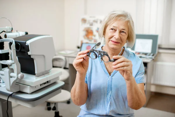 Старшая женщина в офтальмологическом кабинете — стоковое фото