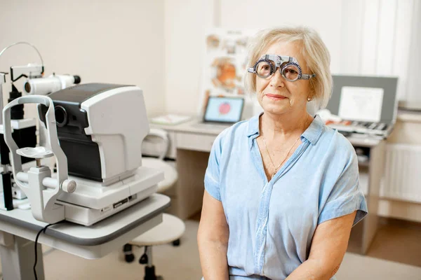 Старша жінка перевіряє зір — стокове фото