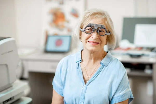 Женщина старшего возраста проверяет зрение — стоковое фото