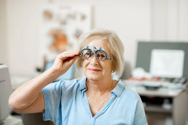 Femme âgée vérifiant la vision — Photo