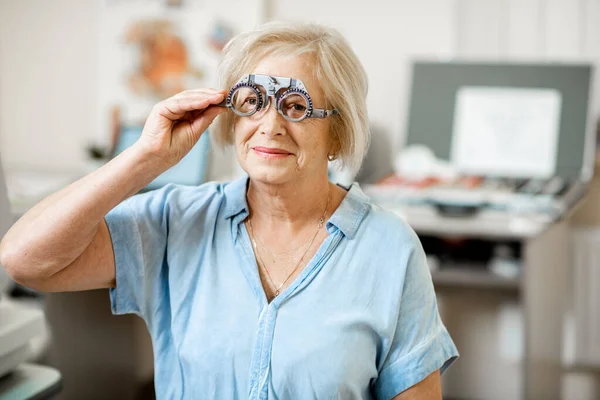 Femme âgée vérifiant la vision — Photo