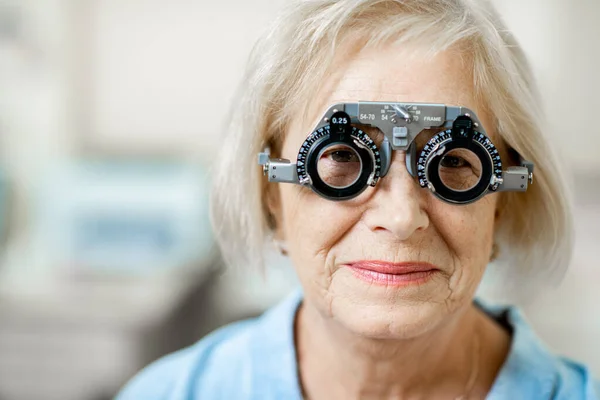 Seniorin überprüft Sehvermögen — Stockfoto