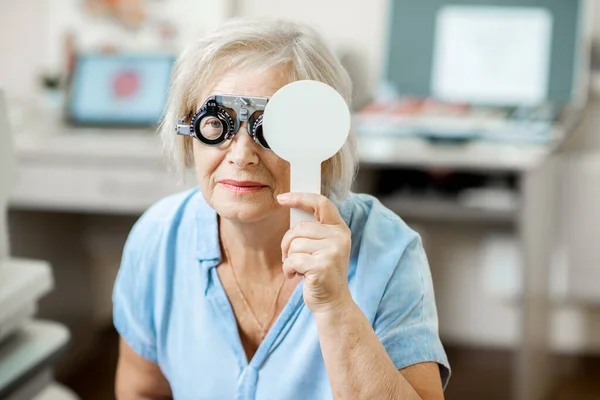 Seniorin überprüft Sehvermögen — Stockfoto