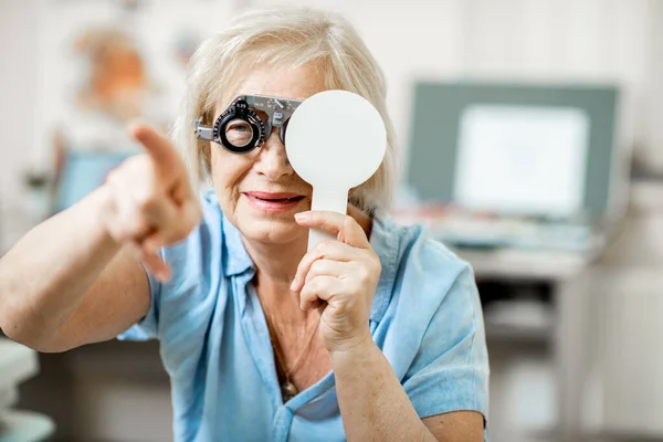 Senior woman checking vision — Stock fotografie