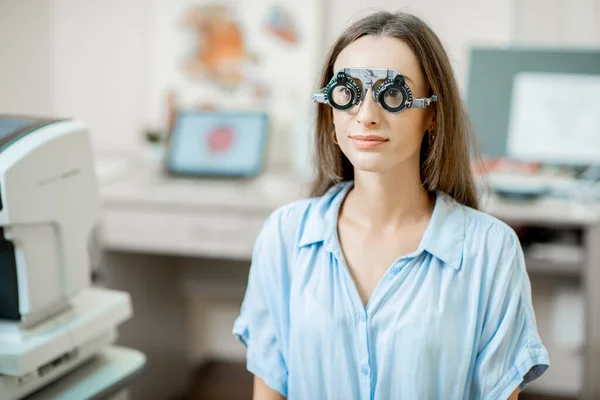 Junge Frau überprüft Vision — Stockfoto