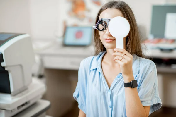 Jovem mulher verificando visão — Fotografia de Stock