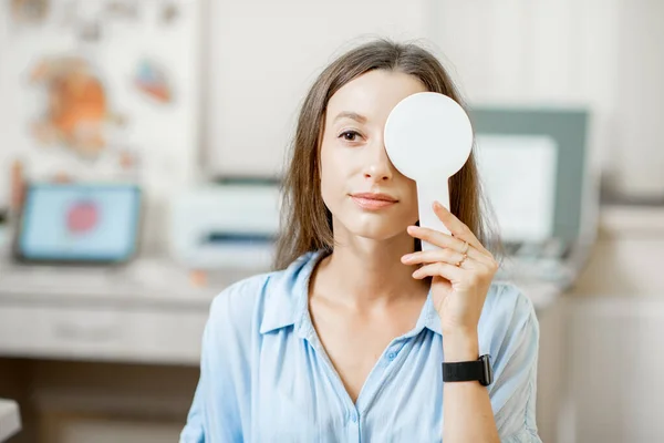 Junge Frau überprüft Vision — Stockfoto