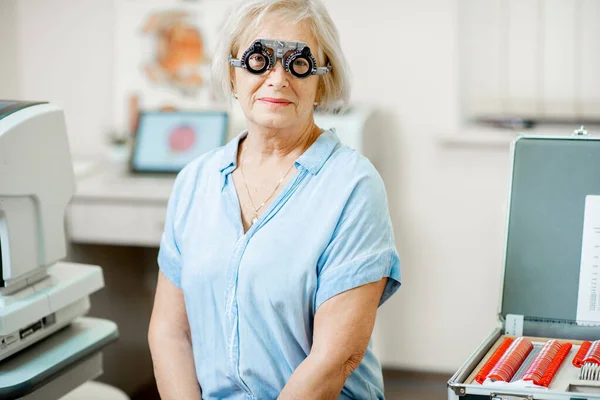 Senior woman checking vision — Stock fotografie