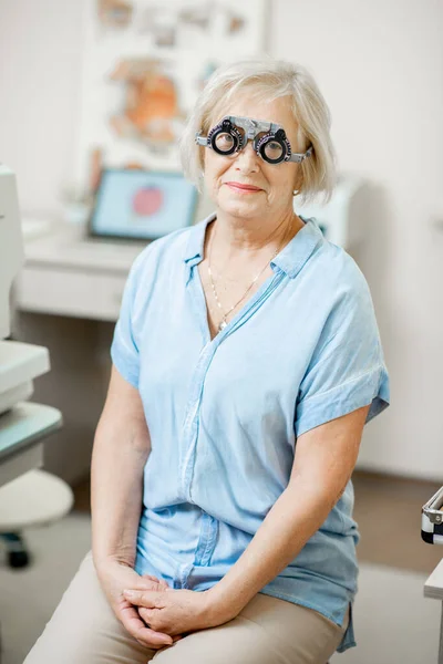 Femme âgée vérifiant la vision — Photo