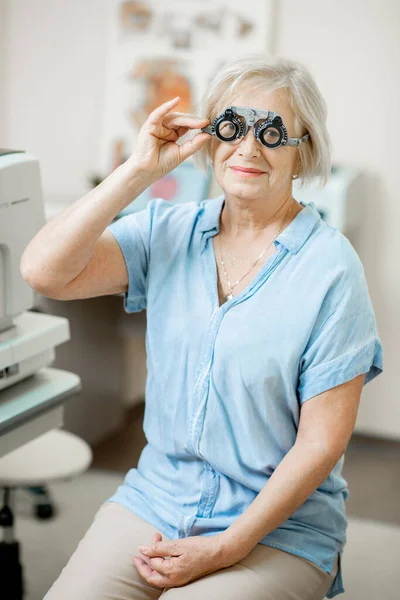 Femme âgée vérifiant la vision — Photo