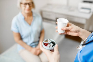 Üst düzey bir hasta için ilaç kutusu taşıyorum.