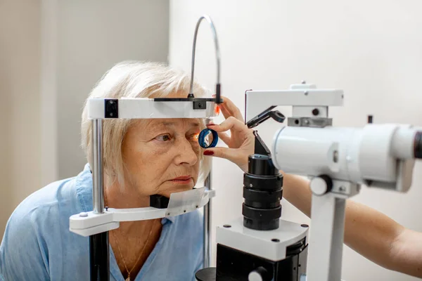 Старшая женщина во время медицинского осмотра глаз — стоковое фото