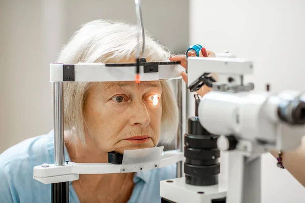 Старшая женщина во время медицинского осмотра глаз — стоковое фото