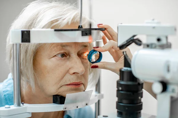 Mujer mayor durante un examen médico ocular — Foto de Stock