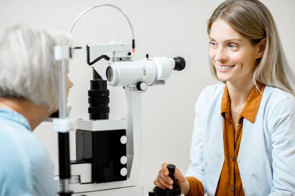 Ophtalmologiste examinant les yeux au microscope — Photo