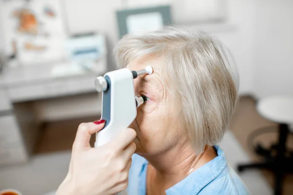 Mesurer la pression oculaire d'une femme âgée — Photo