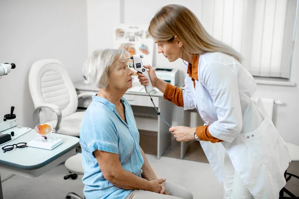 Oftalmolog měřící oční tlak starší ženě — Stock fotografie