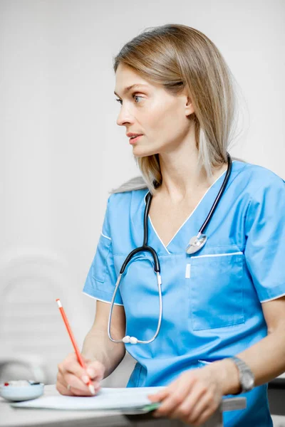 Retrato de enfermeira durante o trabalho de papel — Fotografia de Stock
