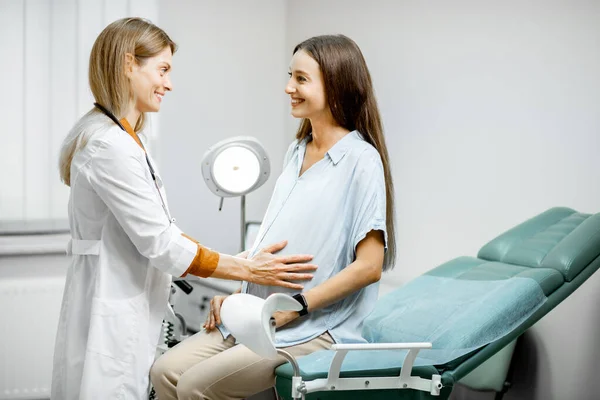Беременная женщина с гинекологом в офисе — стоковое фото