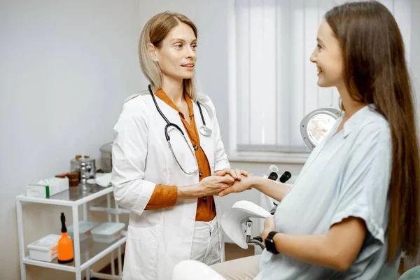 Беременная женщина с гинекологом в офисе — стоковое фото
