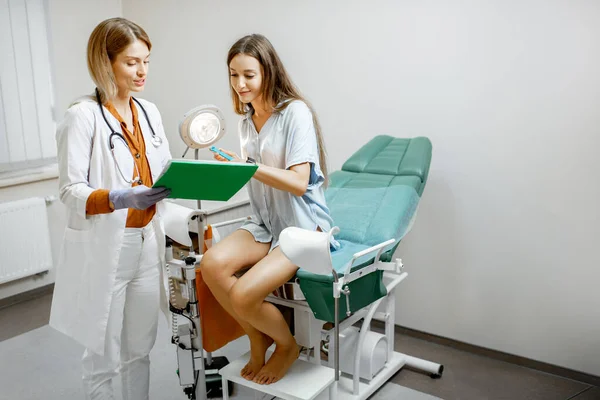 Ginecologista com paciente no consultório — Fotografia de Stock