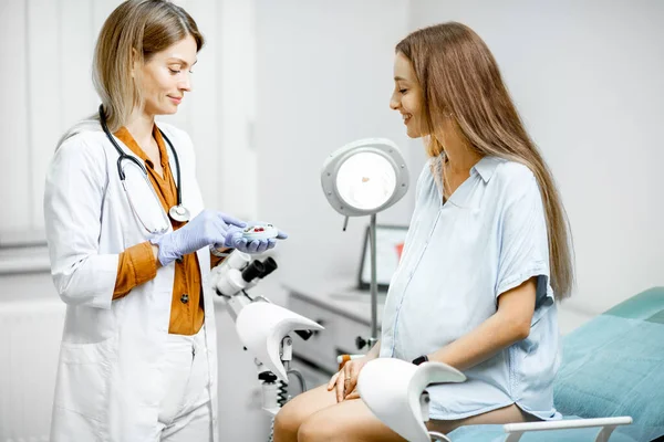 Gynecologist giving some medicine for a young pregnant woman — Stock Photo, Image