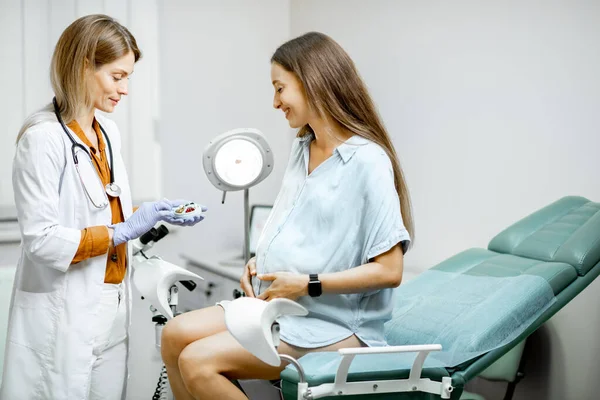 Gynecologist giving some medicine for a young pregnant woman — Stock Photo, Image