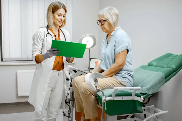 Senior woman with gynecologist in the office — Stockfoto